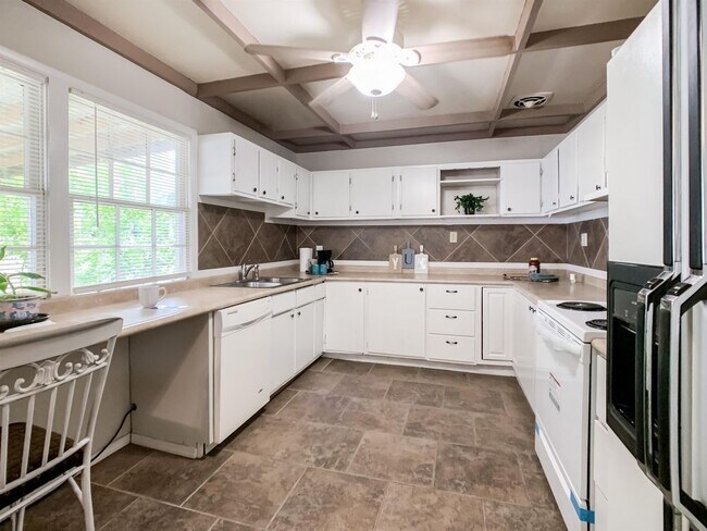 Building Photo - 4697 Geneva Drive