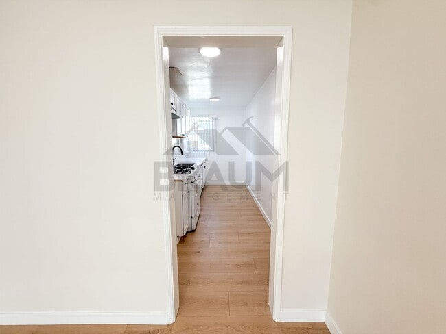 Foto del edificio - 7339 Woodman Ave