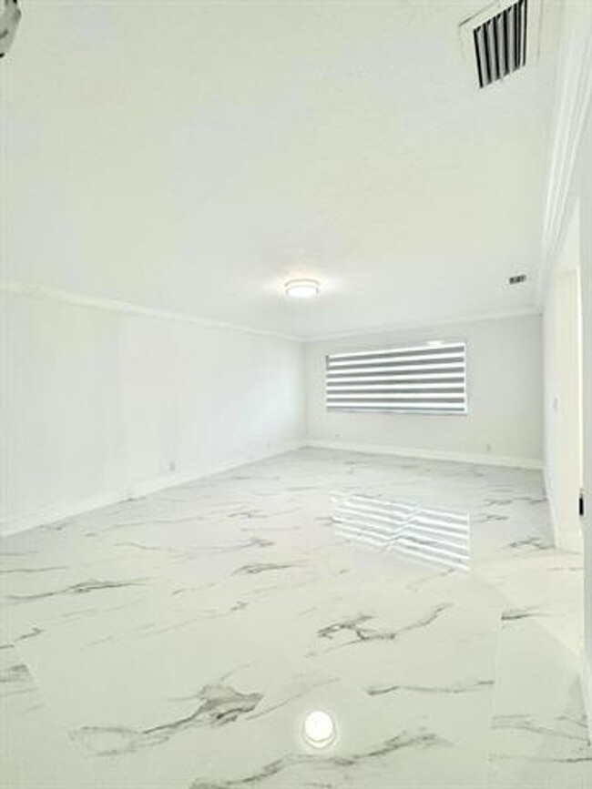 Foto del edificio - 2826 Floral Rd