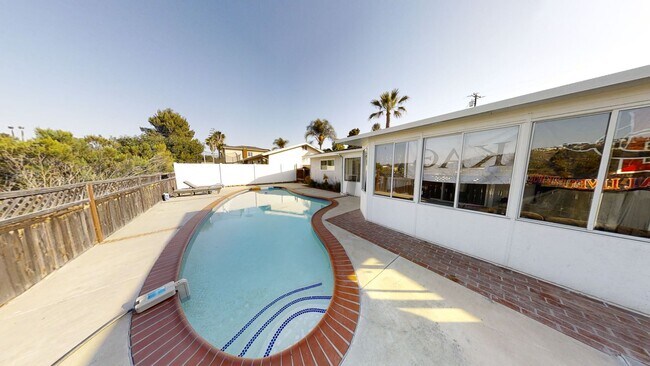 Foto del edificio - 8 BED/ 4 BATH with a POOL and Views!