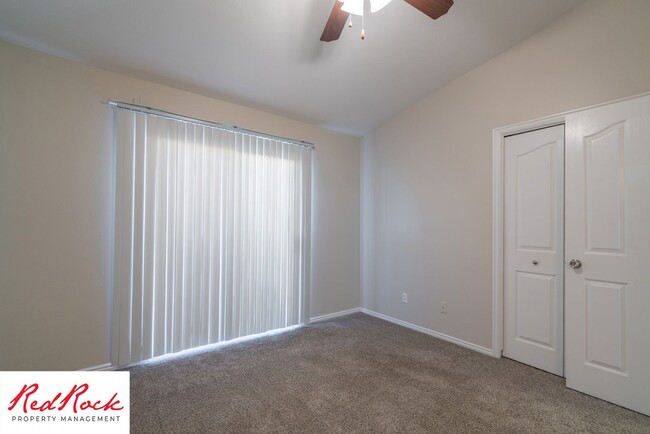 Foto del edificio - Upgraded 3 Bedroom Single Level End unit!