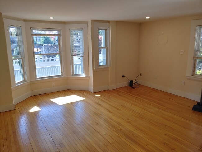 Building Photo - 75 Lincoln St