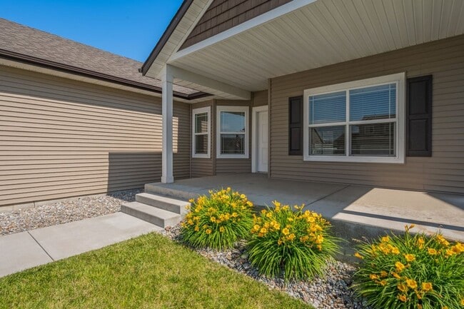 Building Photo - 3 bed 2 bath Crown Pointe Neighborhood wit...