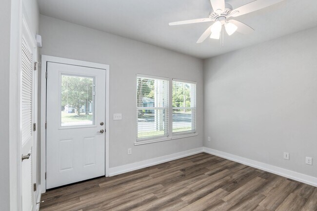 Foto del edificio - Stunning Brand-New 3-Bedroom, 3-Bathroom H...
