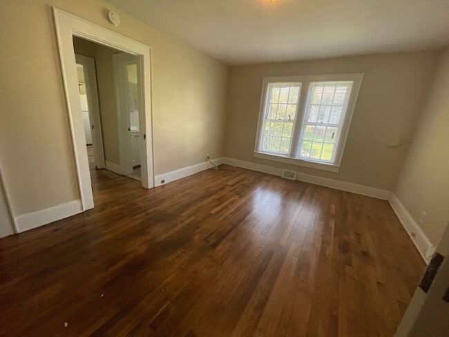 Foto del edificio - 1BR near UNC-G Available