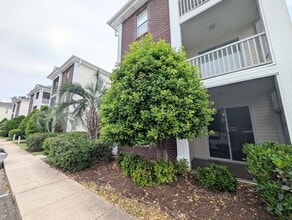 Building Photo - 484 River Oaks Dr