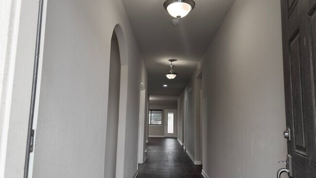 Foto del edificio - 2101 Long Forest Rd