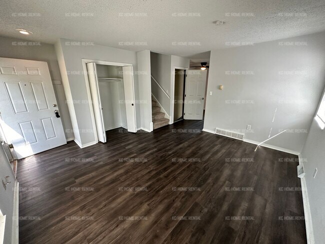 Building Photo - Bright 2 Bed 1 Bath Home in Olathe!