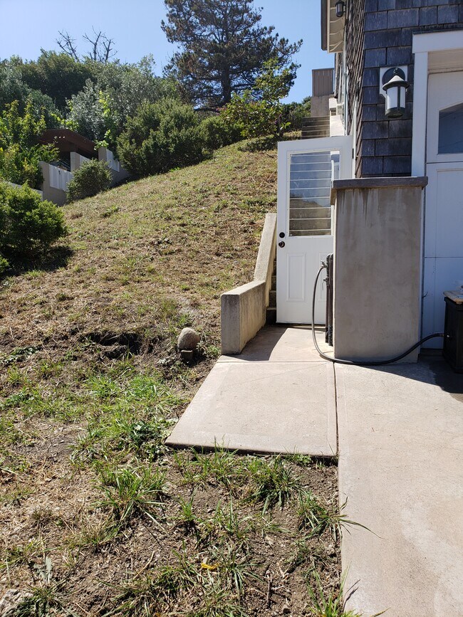 Private Entrance - 408 Copeland St