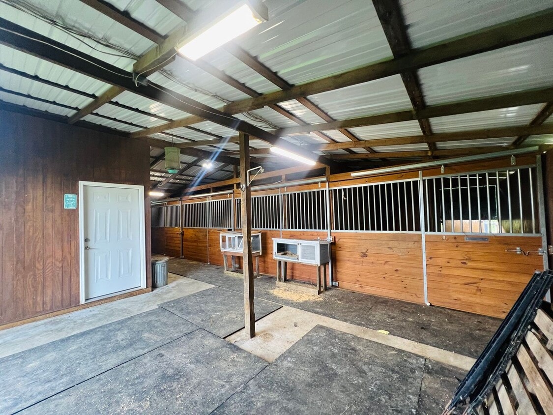 Building Photo - Home on Acreage!