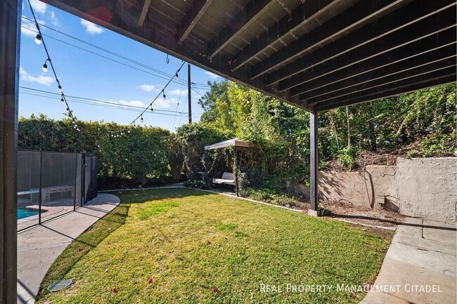 Building Photo - 1850 Edgecliff Dr