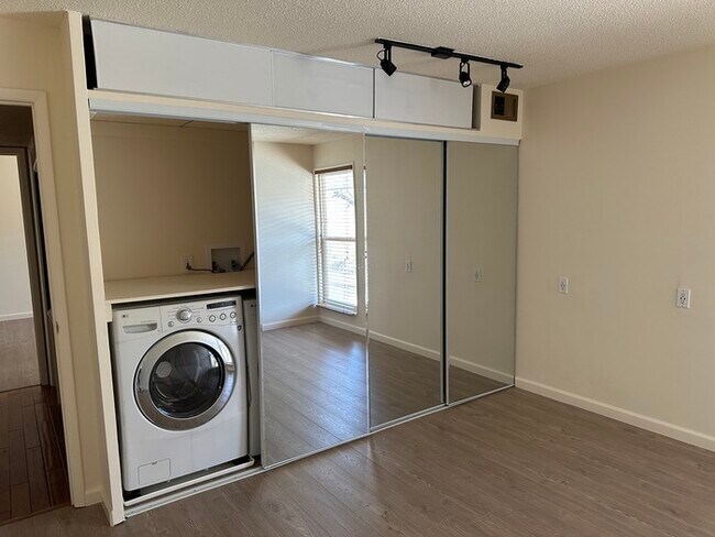 Building Photo - 1151 Olive Village Ct