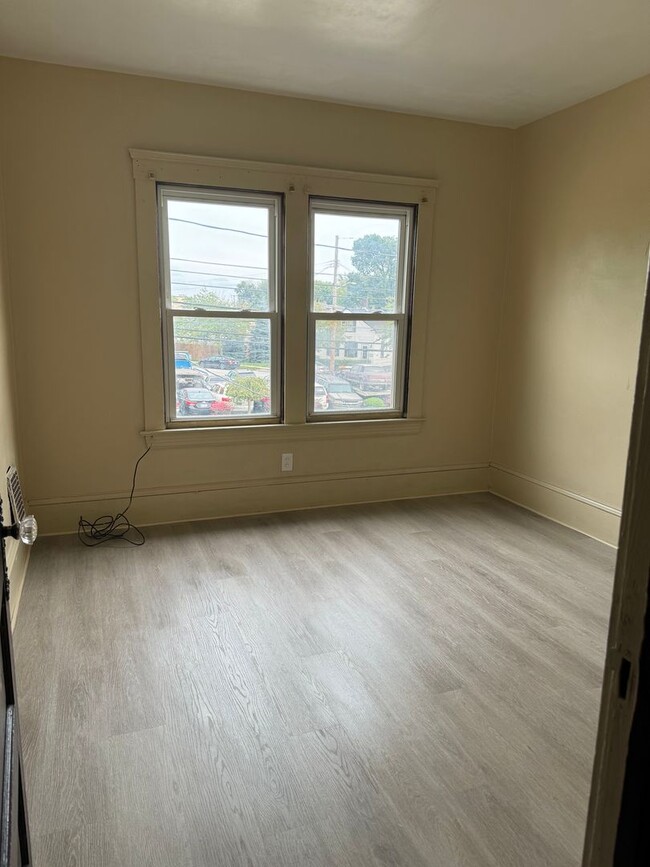 Building Photo - 4bd Single Newburgh Hts Area Cash Pay/Section 8