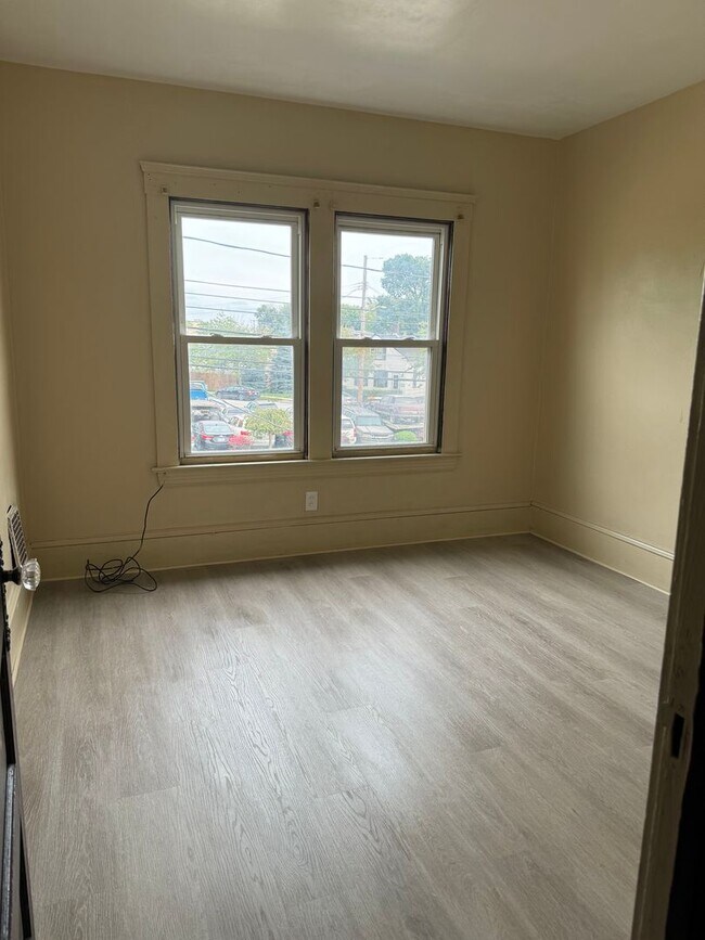 Foto del edificio - 4bd Single Newburgh Hts Area Cash Pay/Section 8