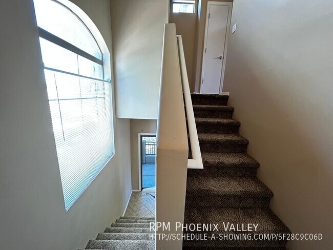 Building Photo - End Unit 2/2.5 Town Home *2 Car Garage* Cu...