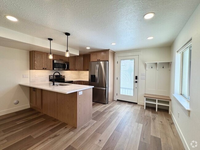 Building Photo - 698 S Lake View Dr