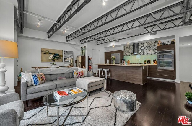 Foto del edificio - 1250 N Harper Ave