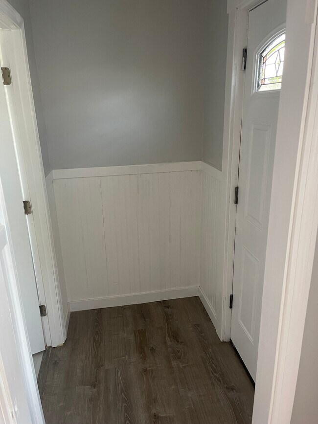 Side Door Entryway - 22 Bank St