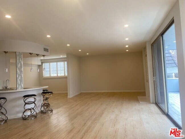 Foto del edificio - 344 N Palm Dr