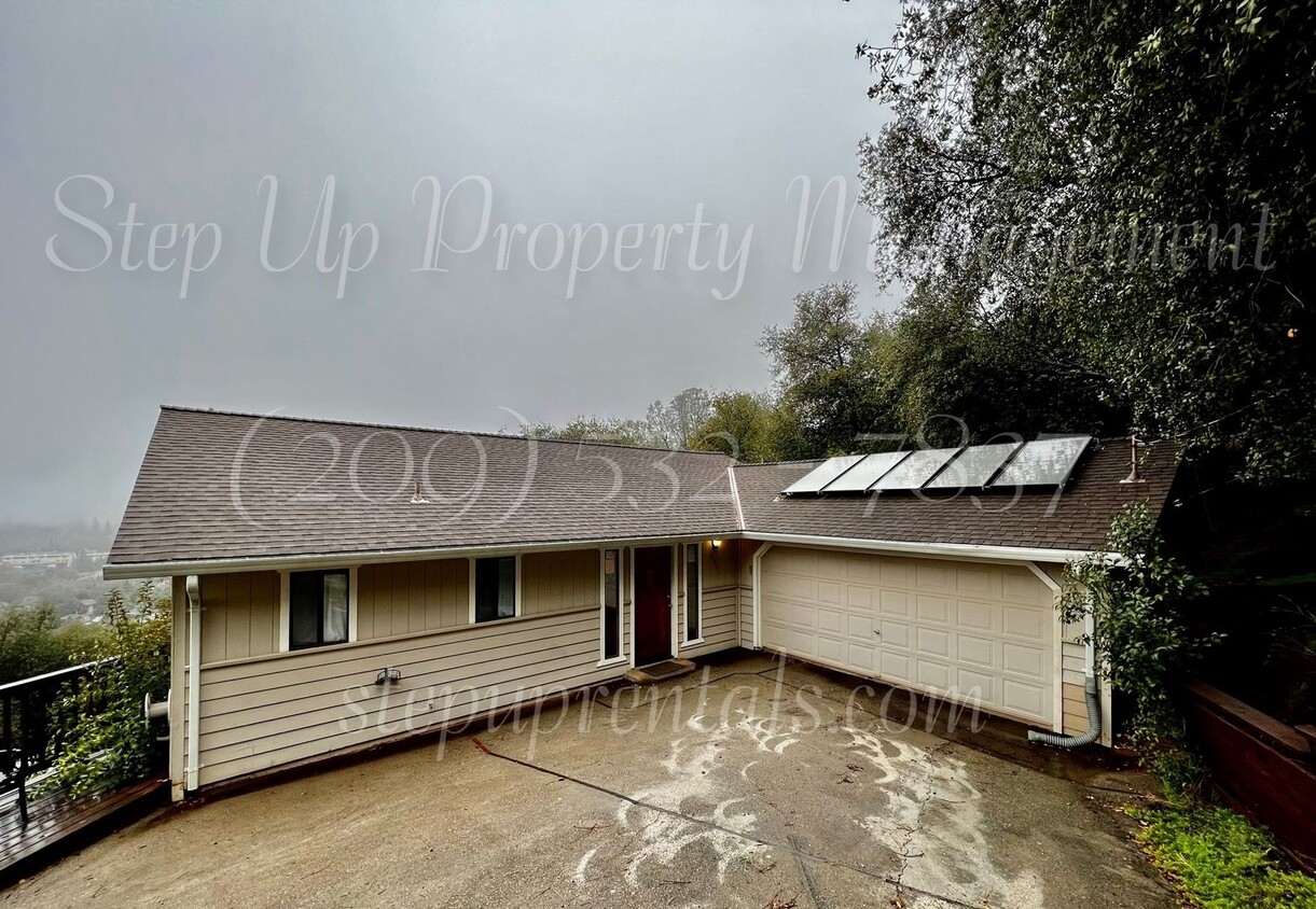 Primary Photo - Spacious 3 Bedroom, 2.5 Bath Home in Myers...