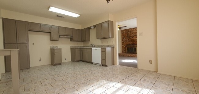 Foto del edificio - Spacious home with 4 bedroom/2 bath with f...
