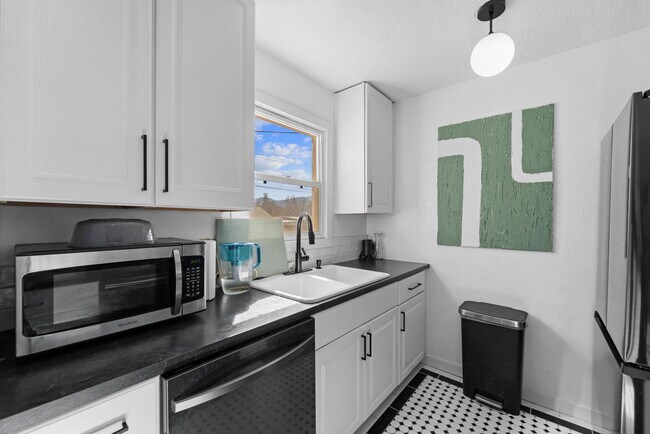 Building Photo - 305 Maplewood Dr