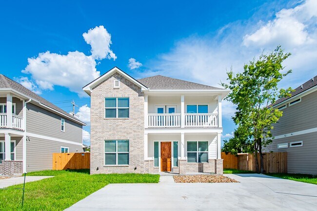 Building Photo - 1402 Magnolia Dr