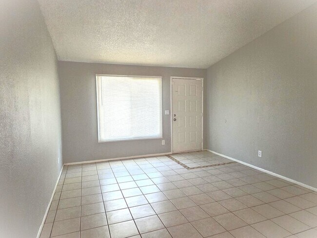 Building Photo - Cute 2 bedroom 1 bath