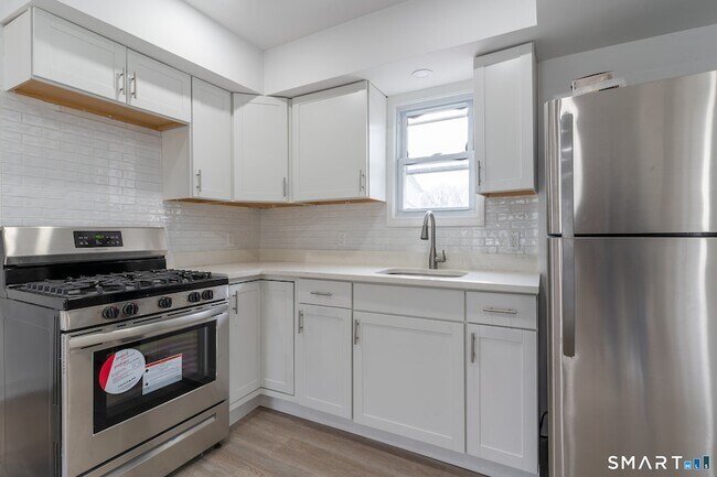 Foto del edificio - 77-79 Hanford Avenue Unit