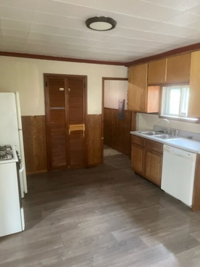 Building Photo - Cute 2 Bedroom Located in North Toledo