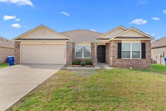 Building Photo - 1235 Tsar Rd