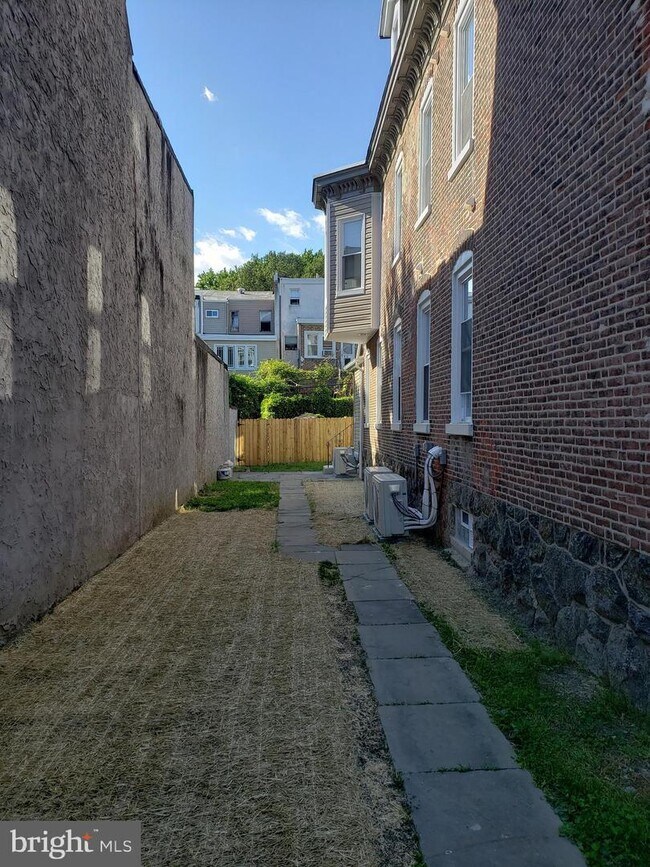 Building Photo - 125 Sumac St