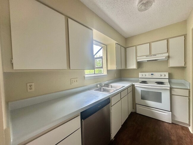 Building Photo - 1910 West Loop