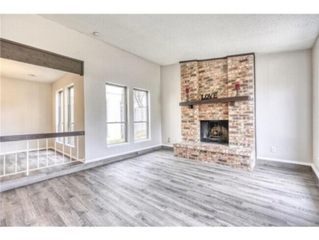 Building Photo - Nicely updated, beautiful home in HEB