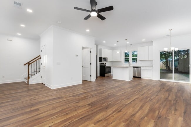 Foto del edificio - Pre-Leasing for the 26-27 School Year! Unbeatable Location