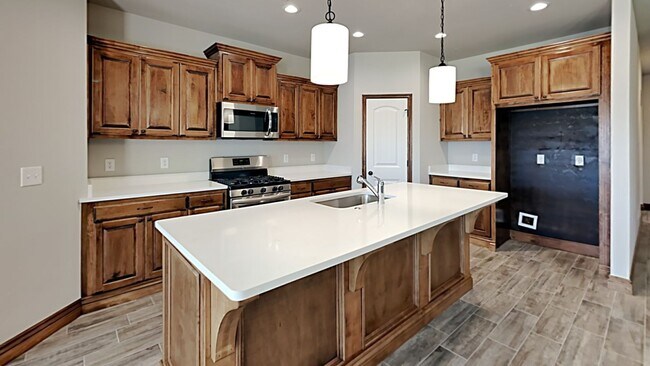 Foto del edificio - Spacious 4 Bedroom 2 Bathroom Home in Pied...
