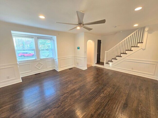 Building Photo - 4 Bedrooms 3 Bathrooms