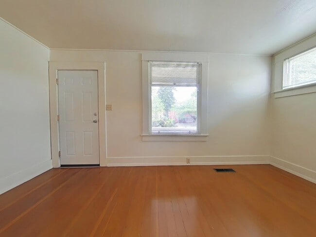 Building Photo - 1 Bedroom Tri-Plex ~ Close to Campus ~ Cat...
