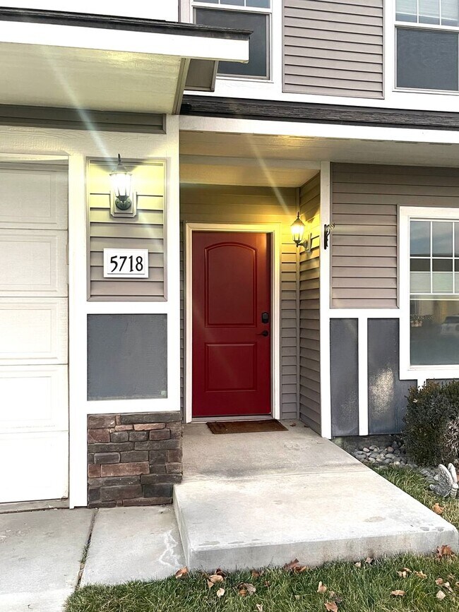 Foto del edificio - Check out our move in special on this charming Very Spacious 2-Story Home for Rent in Pasco, WA!