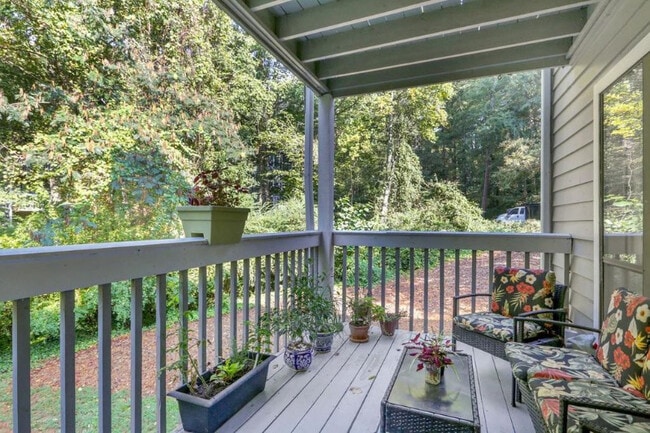 Foto del edificio - 527 Warm Springs Cir