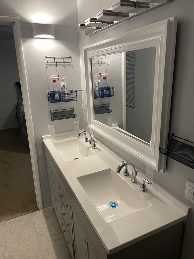Master bath - 232 E Mallard Cir