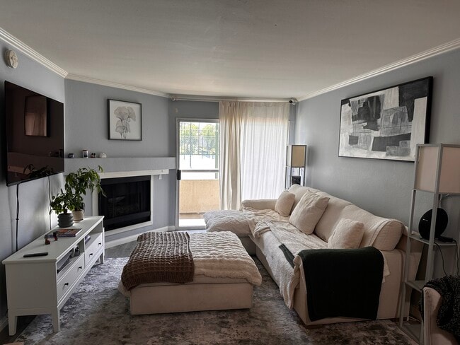 Building Photo - 5565 Canoga Ave