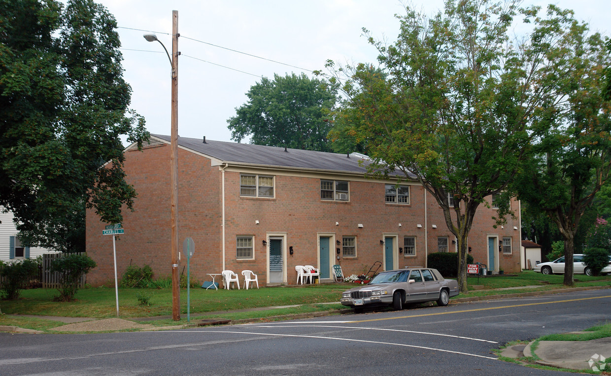 Primary Photo - 2900-2908 Charles St
