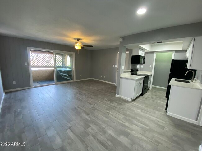 Foto del edificio - 2211 E Cactus Rd