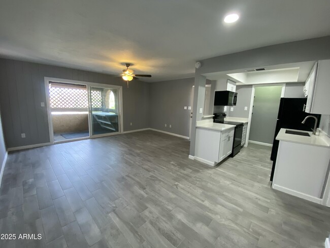 Building Photo - 2211 E Cactus Rd