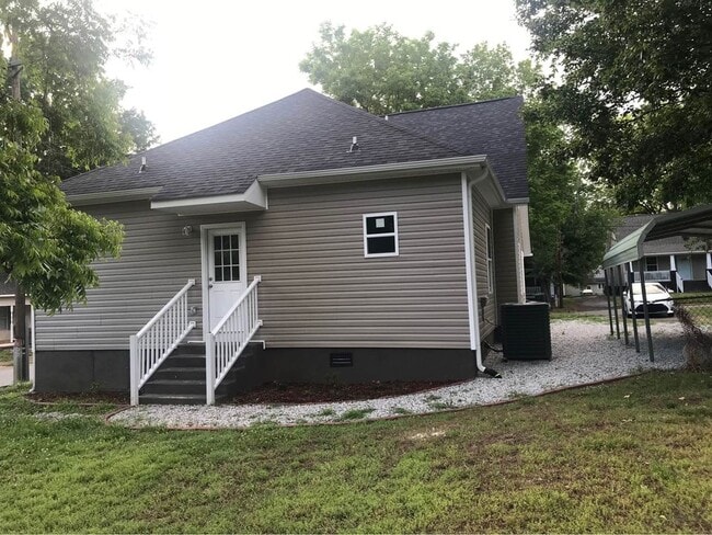 Building Photo - 1229 Bell St