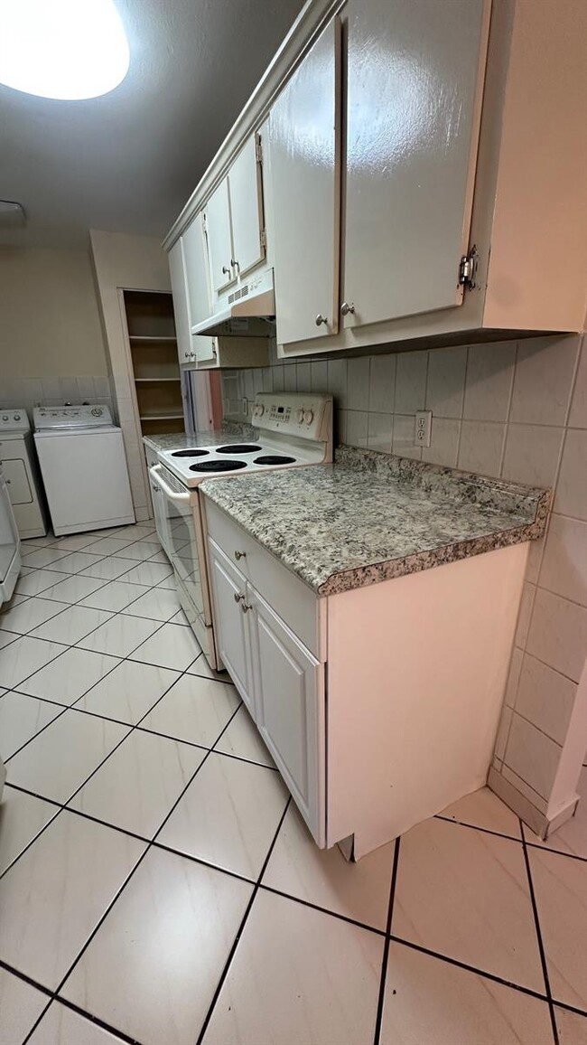 Foto del edificio - 414 SW 72nd Ave