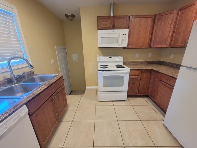Foto del edificio - Spacious 3-Bed, 2-Bath Home with Fenced Ya...