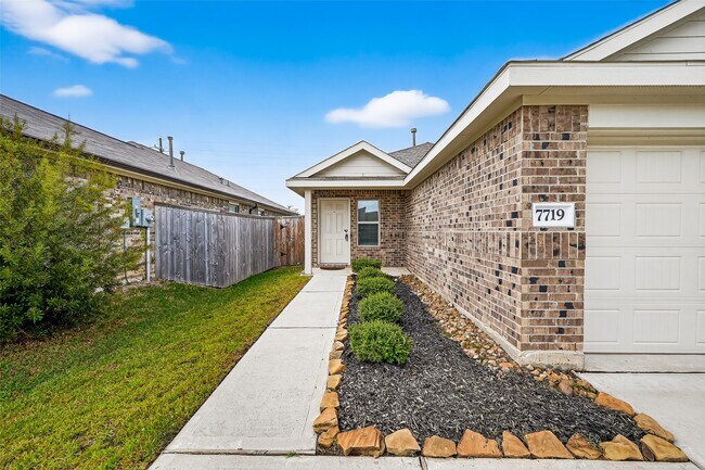 Foto del edificio - 7719 Cedar Birch Dr