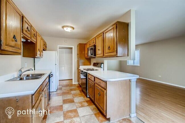 Foto del edificio - 12 Lorraine Ave, Woodridge, IL, 60517